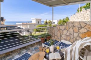 a balcony with a table and chairs and the ocean at Apartmani Putnik in Baška Voda