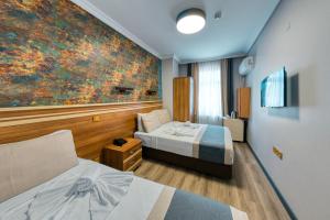 una stanza con due letti e un quadro sulla parete di Fors Hotel Sultanahmet a Istanbul