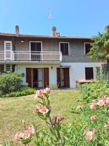 an external view of a house with pink flowers at Il Borghetto in Castano Primo