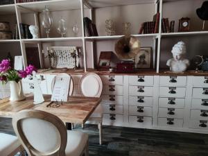 a room with white cabinets and a table and chairs at Chez Madame in Dijon