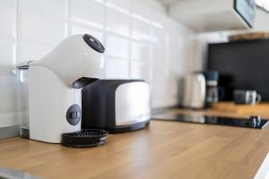 a coffee machine sitting on top of a kitchen counter at NEW AVATEA Parque Natural, piscinas y tennis in Corralejo