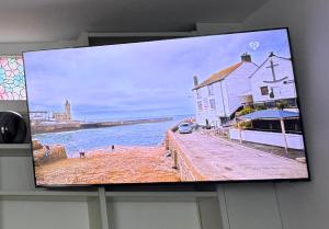 a flat screen tv hanging on a wall at Gemütliche Ferienwohnung mit Sauna & Terrasse in Monzingen
