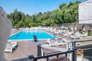 a swimming pool with chairs and a bunch ofitures at Appartamento Vista Lago Ghiffa in Ghiffa