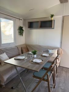 a table in a living room with a couch at Sweet-Mobilhome21 in Fouesnant