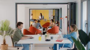 a group of people sitting at tables in an office at Suiters Málaga in Málaga