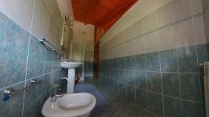 a bathroom with a toilet and a sink at La quiete dell'Ammiraglio 2 in Ioppolo