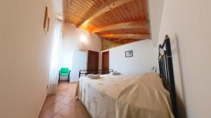 a bedroom with a bed in a room at La quiete dell'Ammiraglio 2 in Ioppolo