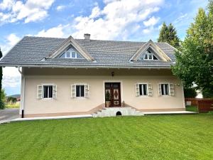 a house with a green lawn in front of it at Ferienhaus Dobernik in Mühlbach