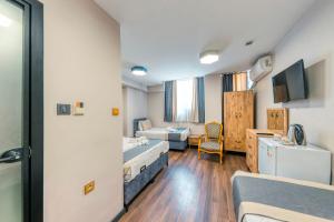 una camera d'albergo con due letti e una TV di Fors Hotel Sultanahmet a Istanbul