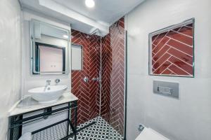un bagno con lavandino e specchio di Fors Hotel Sultanahmet a Istanbul