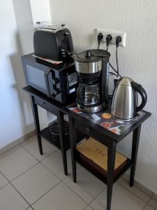 a table with a coffee maker and a microwave at Ferienwohnung an der Klosterkirche in Nienburg Saale in Nienburg