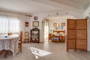 A seating area at Bahia 58 Apartments Casasol