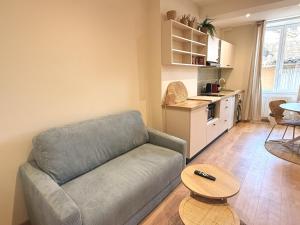 a living room with a couch and a table at Le Stervin in Villefranche-sur-Saône
