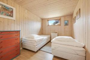 a small room with two beds and a window at 30140-Malling-Askvaenget-5 in Malling