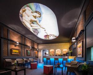 un restaurante con una gran pintura en el techo en La Terrasse, en Douai