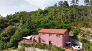 a pink house in the middle of a mountain at I Gelsi e i Castagni in Polverara