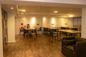 two people sitting at tables in a restaurant at Estudio Lino in Córdoba +36 photos