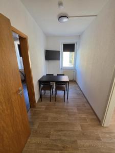 a dining room with a table and chairs in a room at Monteur-Apartment Kusel City in Kusel