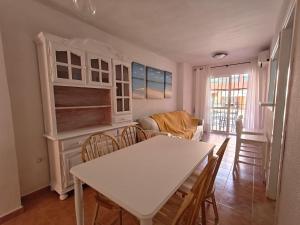 a living room with a white table and chairs at Rinconcito Roteńo in Rota