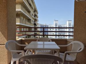 a table and chairs on the balcony of a building at Edificio Mirasierra in Oropesa del Mar