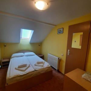 a bedroom with a bed with towels on it at Pensiunea Casa Vulkan in Ocna Sibiului