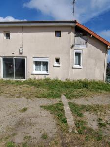 a house with a lot of windows in a yard at Les flots d'Émilie et Vincent in Barneville-Carteret +2 photos