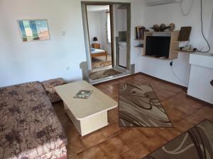 a living room with a couch and a table at Sinemoria apartment in Sinemorets