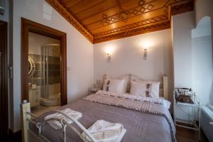 ein Schlafzimmer mit einem großen Bett und einer Holzdecke in der Unterkunft Hotel Des Etrangers - Special Category in Canakkale