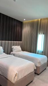 two beds in a hotel room withskirts at Rose Beach 7 درة العروس in Jeddah +43 photos
