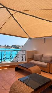 a living room with a couch and a balcony at Rose Beach 7 درة العروس in Jeddah