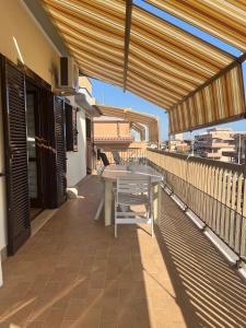 a balcony with a table on top of a building at B&B La Casetta in Ladispoli