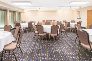 Posezení v ubytování Ramada by Wyndham Springfield North