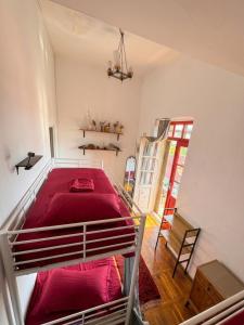 ein Schlafzimmer mit einem Etagenbett mit roten Laken in der Unterkunft Namaste Hostel in Tbilisi City