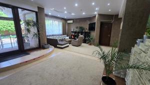 ein großes Wohnzimmer mit Sofa und Tisch in der Unterkunft Grace Villa in Codru