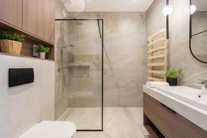 a bathroom with a shower and a sink at Apartament Panorama Pod Dębowcem in Bielsko-Biała +3 photos