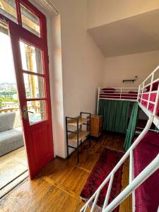 ein Zimmer mit Etagenbetten und einer roten Tür in der Unterkunft Namaste Hostel in Tbilisi City