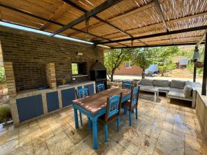 a patio with a table and chairs and a kitchen at להנות מהטבע שמס in Majdal Shams