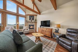 a living room with a couch and a tv at Jackstraw Mountain 32 in Estes Park