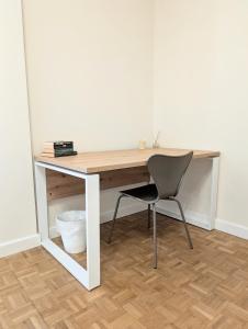 a desk with a chair next to a white wall at Appartamento La Finestra sul Borgo in Santarcangelo di Romagna