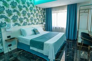 ein Schlafzimmer mit einem Bett, blauen Wänden und blauen Vorhängen in der Unterkunft Hotel Max in Aversa
