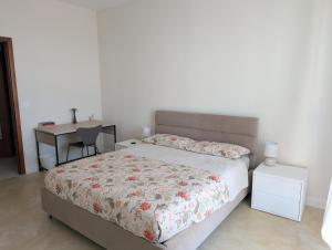 a bedroom with a bed and a desk at Appartamento La Finestra sul Borgo in Santarcangelo di Romagna
