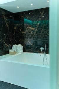 eine Badezimmerablage mit Spiegel und Waschbecken in der Unterkunft Hotel Max in Aversa