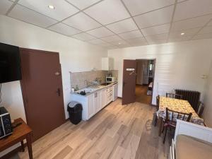 a large kitchen with a table and a kitchen gmaxwell gmaxwell gmaxwell gmaxwell gmaxwell at Le Clair Briare T2 charmant in Briare