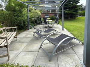 a patio with chairs and a table in a yard at Wildbiene in Lübbenau