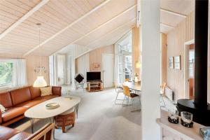 a living room with a couch and a table at M12018-Vaeggerlose-Baeverstien-11 in Bøtø By