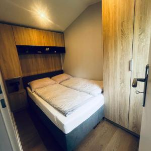 a small bed in a small room at Zielona Dolina in Łagów