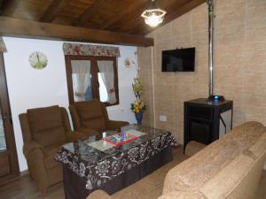 a living room with a couch and a table at El Capricho Casa Rural in Sotoserrano