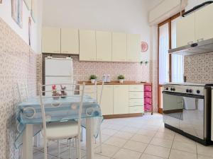a kitchen with a table and chairs in a room at Baia Verde - Dimitri House in Baia Verde