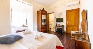a bedroom with a bed with towels on it at Locanda Casalta in Strove