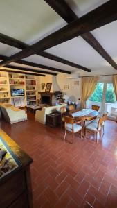 a large living room with a table and chairs at Villa Matilda ad Ansedonia in Orbetello
